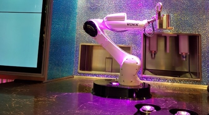Kuka, el robot bartender que atiende en Las Vegas