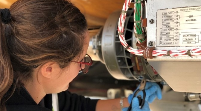 Así trabaja Emilia, la única mecánica argentina autorizada por la Administración Federal de Aviación de Estados Unidos